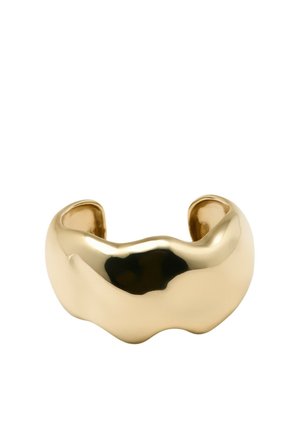 Soepel, glanzende gouden cuff armband met een brede, onregelmatige golvende vorm, open aan de achterkant om om de pols te dragen.