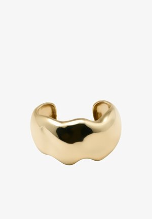 Bracelet manchette en or lisse et brillant avec une forme large, irrégulière et ondulée, ouvert à l'arrière pour être porté au poignet.