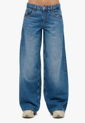 Brede blauwe denimjeans met een vervaagde wassingen, voorzien van vijf zakken, riemlussen en een metalen knoopsluiting in de taille.
