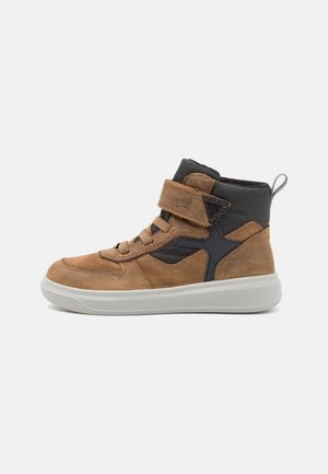 Braune und graue High-Top-Schuhe mit Obermaterial aus Wildleder, Gummisohle, dekorativer Naht und Klettverschluss für einen sicheren Sitz.