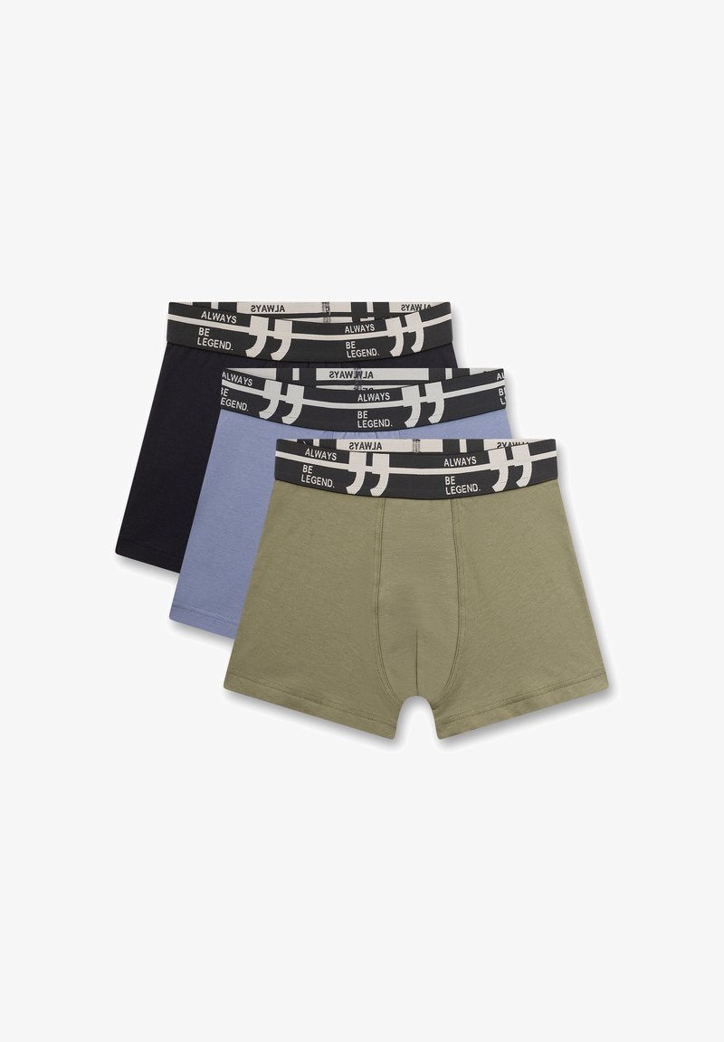 Drei Paare Herrenunterwäsche: navy, hellblau und oliv, mit bedruckten schwarzen elastischen Taillenbündchen, auf denen "ALWAYS BE LEGEND." steht.