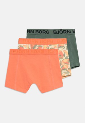 Tři boxerky Björn Borg v barvách korálu, květinový vzor a olivově zelené, naskládané na sobě s viditelnými gumami v pase s logem.