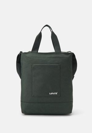 Sac cabas carré vert foncé avec poche avant et doubles poignées, arborant un logo blanc Levi's sur la poche.