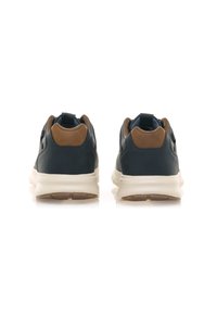 Sneakers in pelle blu navy con dettagli in suede marrone, una suola intermedia bianca e una suola in gomma testurizzata; presenta un manico sul tallone.