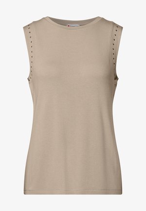 Haut sans manches beige en tissu doux, avec des accents cloutés le long des épaules et un ourlet droit.
