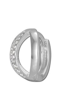 Bague en argent avec un design torsadé, agrémentée de petites pierres précieuses transparentes sur un côté, finition lisse et forme moderne.