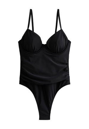 Costume da bagno intero nero con coppe con ferretto, spalline regolabili e lati arricciati, caratterizzato da un design con gambali alti.
