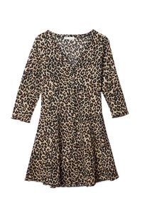 Vestido de animal print con escote en V, mangas tres cuartos, botones frontales y falda acampanada, en colores beige, negro y marrón.