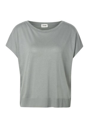 Lichtgrijs gebreid topje met korte mouwen en een brede ronde halslijn, met een geribbelde zoom, binnenin de kraag voorzien van het label "DRYKORN".