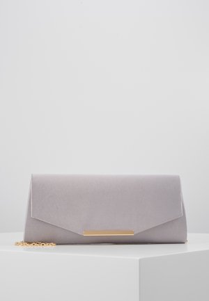 Jasnoszara kopertówka w stylu koperty z prostokątnym złotym zapięciem i częściowo widocznym złotym łańcuszkiem, na białym tle.