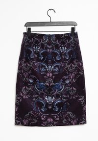 Sametová sukně s květinovým vzorem v sytě fialových, modrých a šedých odstínech. Navržena ve fitted střihu a visí na černém kovovém háčku.