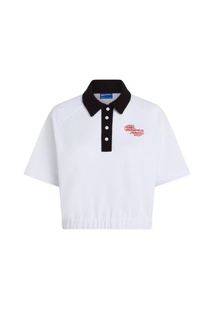 Witte cropped polo met een zwarte kraag. Bevat een knoopsluiting met drie knopen en een rood logo op de borst. Gemaakt van een gladde stof.