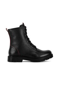 Czarne skórzane botki z teksturowaną powierzchnią, sznurowane, z kontrastującym czerwonym akcentem z tyłu oraz solidną czarną podeszwą.