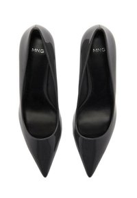 Talons hauts en cuir verni noir avec des pointes effilées et une surface lisse. L'intérieur est dotée d'une doublure noire et d'un logo de marque.