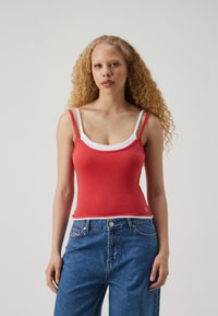 BDG Urban Outfitters - DOUBLE LAYER VEST - Viršus - red hibiscus/bright white Miniatiūros vaizdas 1