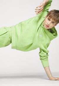 Nike Sportswear SPORTSWEAR CLUB FLEECE - Sweatshirt com capuz - vivid green/white