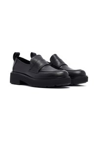 Zapatos negros de cuero sin cordones con una correa ancha en la parte delantera, suelas gruesas y suelas exteriores de goma texturizada. Acabado suave y diseño minimalista.