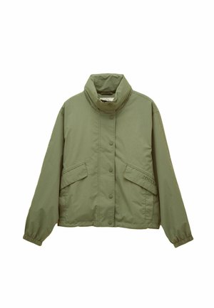 Alyvuogių žalumos striukė su aukštu apykakliu ir spaudėmis, dviem priekinėmis kišenėmis su atvartais bei elastinėmis rankogaliais ilguose rankovėse.