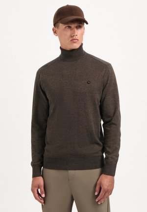 Bruine coltrui gemaakt van getextureerde brei stof, met een aansluitend ontwerp en een klein logo accent op de borst.
