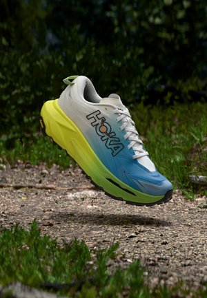 HOKA, MAFATE 5 - Обувки за бягане по пресечен терен - frost/hoka citrus