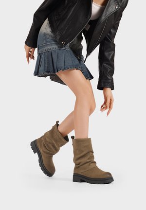 Stivaletti con plateau - khaki