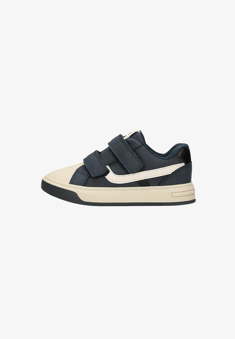 Basket basse enfant en bleu marine et beige avec deux bandes velcro et une bande latérale blanche.