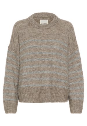 Pull en tricot beige avec des rayures bleu clair. Il présente un col rond, des épaules tombantes et une base côtelée. Tissu doux et texturé.