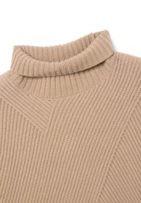 Maglione beige a collo alto con costine, caratterizzato da un motivo testurizzato e un colletto aderente, progettato con dettagli a coste diagonali.
