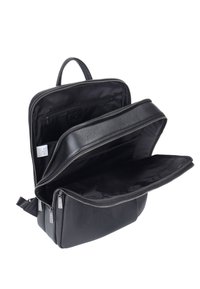 Zwarte leren rugzak met een textuur oppervlak, dubbele ritscompartimenten en een ruime binnenkant met een stoffen voering.