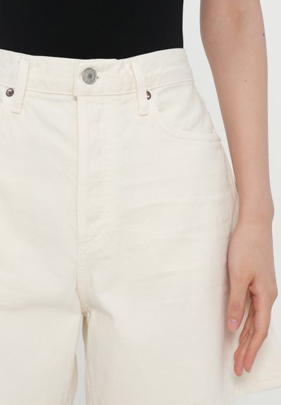 Λευκά denim σορτς με ψηλή μέση, κλείσιμο με κουμπί, σχεδιασμό με πέντε τσέπες και απαλή υφή, με ίσια γραμμή στα πόδια.