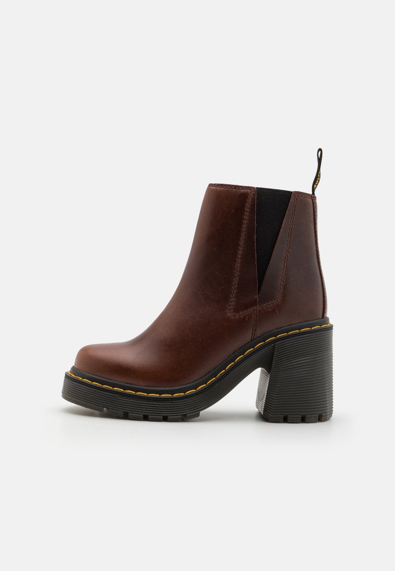 Bottechette en cuir marron avec panneaux latéraux élastiques noirs, talon épais, coutures jaunes et semelle robuste.