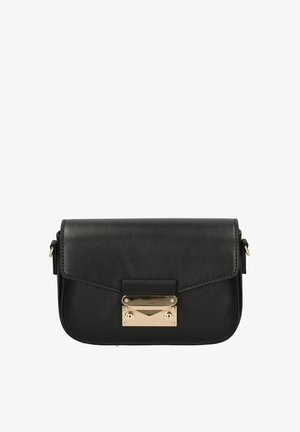 Schwarze Leder-Schultertasche mit Klappenverschluss, ausgestattet mit einem goldfarbenen Metallakzent an der Vorderseite und einem verstellbaren Tragegurt.