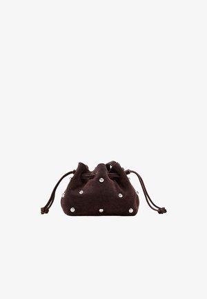 Petit sac pochette en daim marron foncé avec des clous argentés et une fermeture par cordon des deux côtés, posé sur un fond blanc.