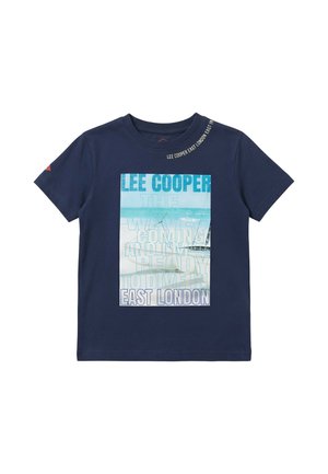 T-shirt bleu marine à manches courtes avec un graphisme de plage et de voilier, comportant les textes « LEE COOPER », « EAST LONDON » et un message sur le thème de la plongée.