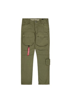 Taktične cargo hlače v olivno zeleni barvi, opremljene z več žepi, iz trpežnega materiala in z rdečo oznako. Raven kroj z močnim pasom.