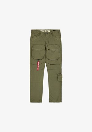 Pantalones cargo tácticos en verde oliva, con múltiples bolsillos, tela resistente y un acento de etiqueta roja. Diseño de pierna recta con una cinturilla robusta.