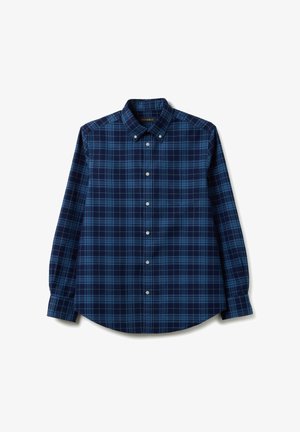 Chemise à carreaux bleu marine à manches longues avec col boutonné et poche sur la poitrine, posée à plat sur un fond blanc.