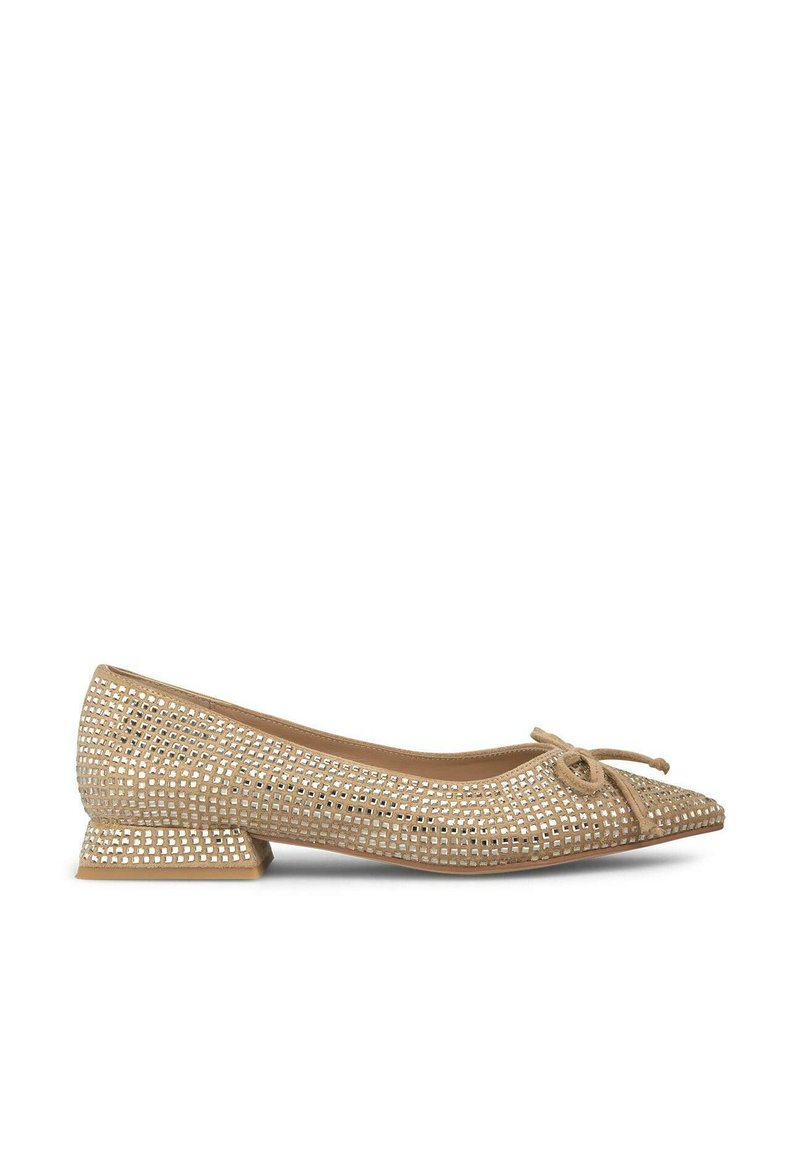 Scarpa ballerina in rete beige con punta affilata, tacco a blocco piccolo e fiocco decorativo nella parte anteriore. Presenta un motivo perforato su tutta la superficie.