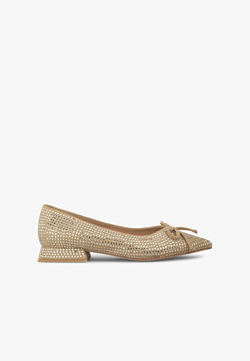 Beige Mesh-Ballerinaschuh mit spitzem Zeh, kleinem Blockabsatz und dekorativem Bogen an der Vorderseite. Verfügt über ein durchgehendes Lochmuster.