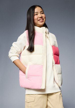 Gilet imbottito color block che presenta pannelli di un beige chiaro, rosa e rosso. Realizzato in tessuto trapuntato con colletto alto e tasche frontali.