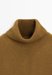 Maglione a collo alto marrone con colletto a costine e texture a maglia liscia. Il tessuto sembra morbido e leggero, adatto per essere indossato a strati.