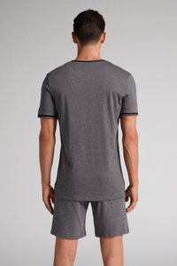 Graues T-Shirt mit kurzen Ärmeln und schwarzem Besatz sowie passenden Shorts, gefertigt aus weichem Stoff, mit lässiger Passform und schlichtem Design.