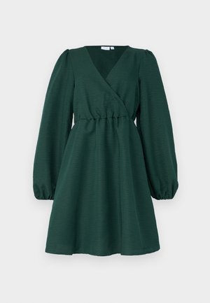 Πράσινο φόρεμα με ύφασμα με υφή, διαθέτει μακριές φουσκωτές μανσέτες, φυσικό μέσο και φουσκωτό φούστα.