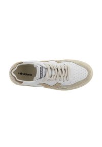 Des baskets blanches en cuir avec des accents en suède beige, une boîte à orteils perforée et des lacets ronds. Un bout arrondi et une semelle rembourrée. Logo à l'intérieur.