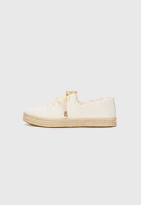 Lærret espadrille-sneakers i off-white med teksturert overflate. Har såle av juteseil, frynsete kanter og lysebrune snører.