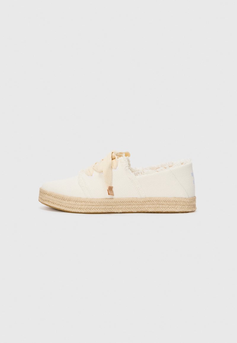 Lærret espadrille-sneakers i off-white med teksturert overflate. Har såle av juteseil, frynsete kanter og lysebrune snører.