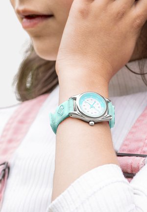 Orologio da polso verde menta con cassa in acciaio inossidabile, quadrante numerato e cinturino morbido con un accento a forma di cuore.