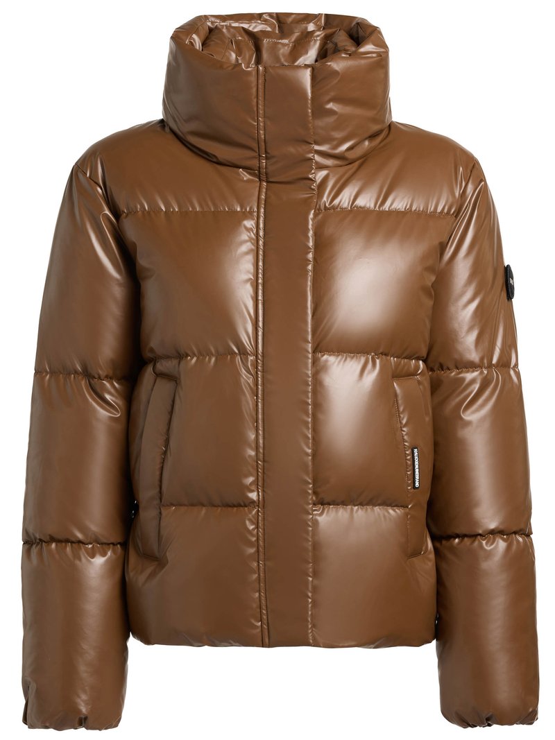 Brun vadderad jacka med hög krage, glansig yta, horisontellt sydda paneler och två framfickor. Har en logotypmärke på vänster ärm.