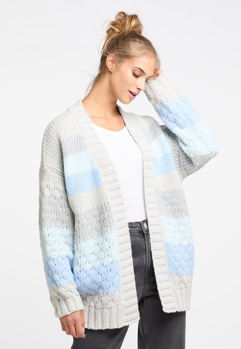 Strickcardigan in Grau und Blau mit lockerer Passform, gerippten Bündchen und offener Front. Strukturmuster mit variierenden Blautönen.