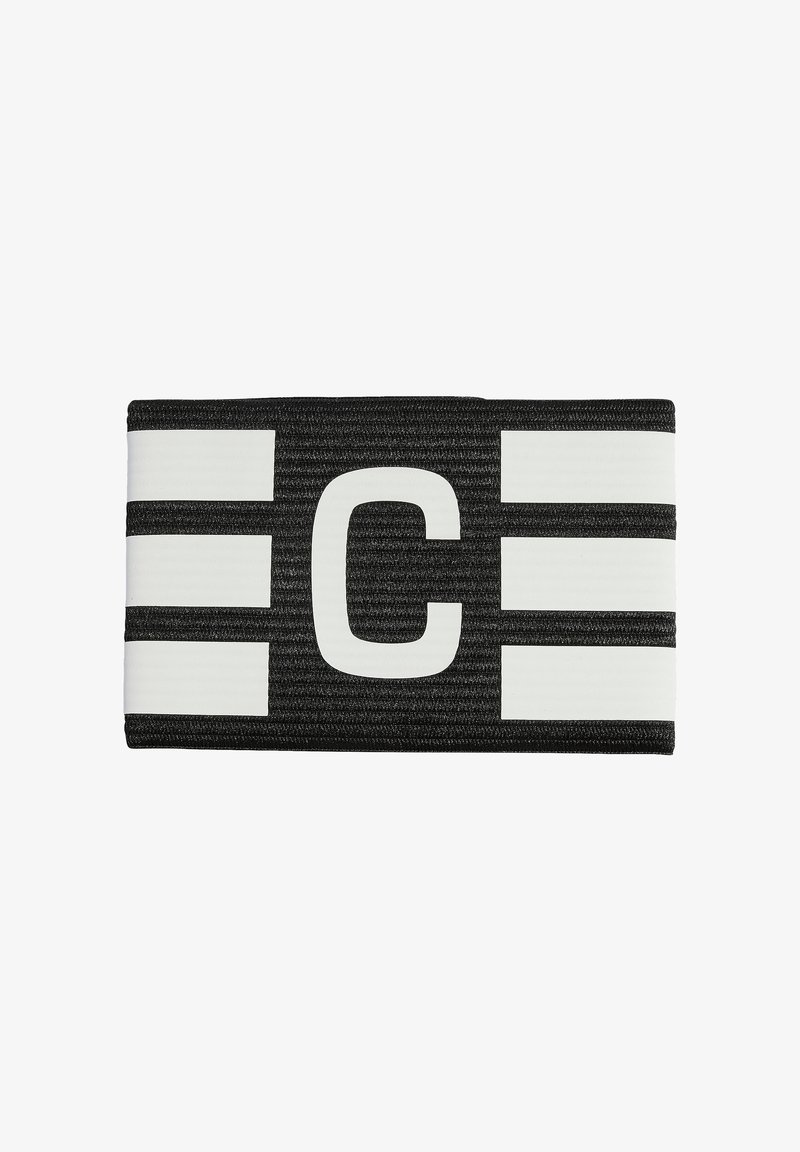 Brassard de capitaine noir avec des bandes blanches horizontales et une grande lettre "C" blanche centrée dessus.